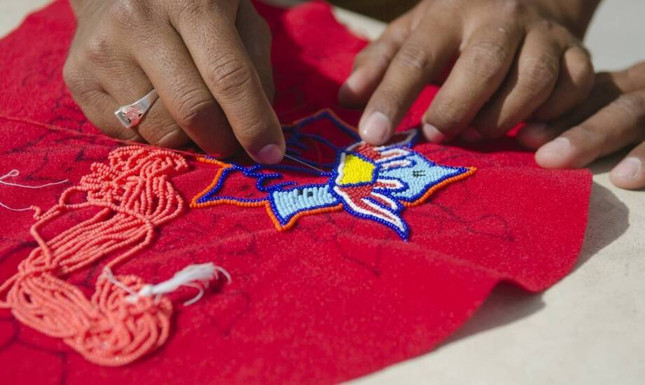 Porównanie technik haftu stosowanych w produkcji sztandarów szkolnych
