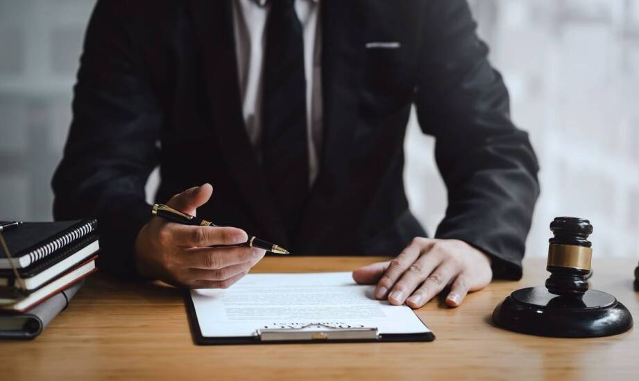 Obrona oskarżonego: jak adwokat mińsk mazowiecki zapewnia skuteczną obronę?