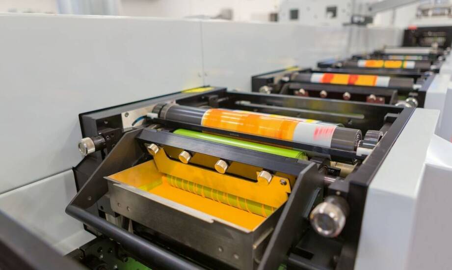 Zastosowanie aplikatorów etykiet samoprzylepnych w różnych branżach przemysłowych