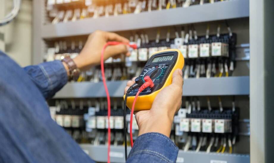 Jakie korzyści przynosi regularny pomiar natężenia oświetlenia w zakładach produkcyjnych?