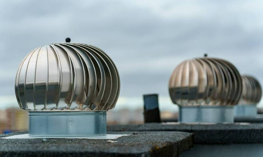 Rola wywiewek wentylacyjnych dachowych w ochronie przed wilgocią i pleśnią