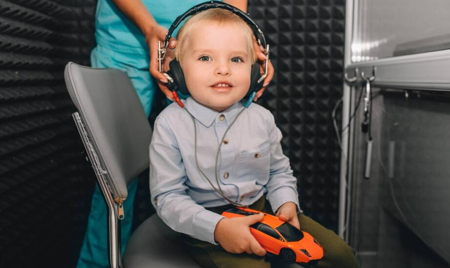 Jak badanie słuchu u dziecka wpływa na jego postępy w nauce?