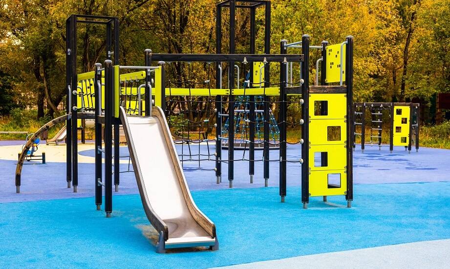 Wpływ nawierzchni gumowych na bezpieczeństwo dzieci podczas zabawy
