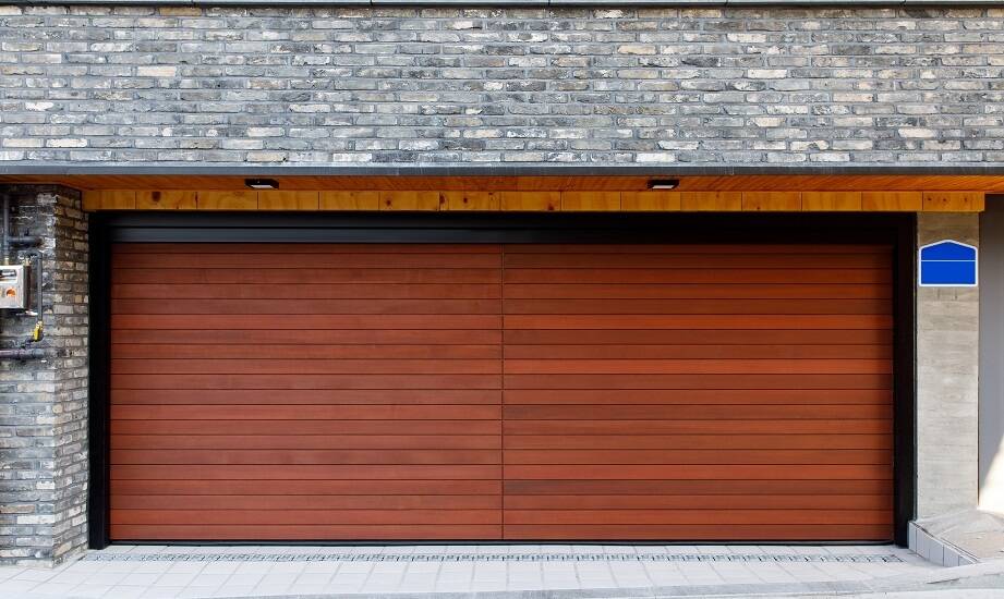 Jak dobrać ciepłą, cichą i bezpieczną bramę do garażu przy intensywnym użytkowaniu?