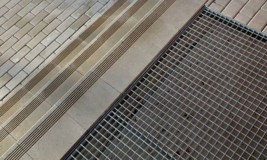 Jak systemy odwodnienia liniowego mogą przeciwdziałać korozji?