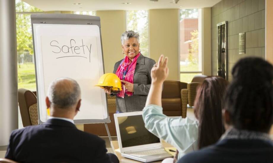 Znaczenie szkoleń BHP w miejscu pracy – obowiązki i korzyści dla firm