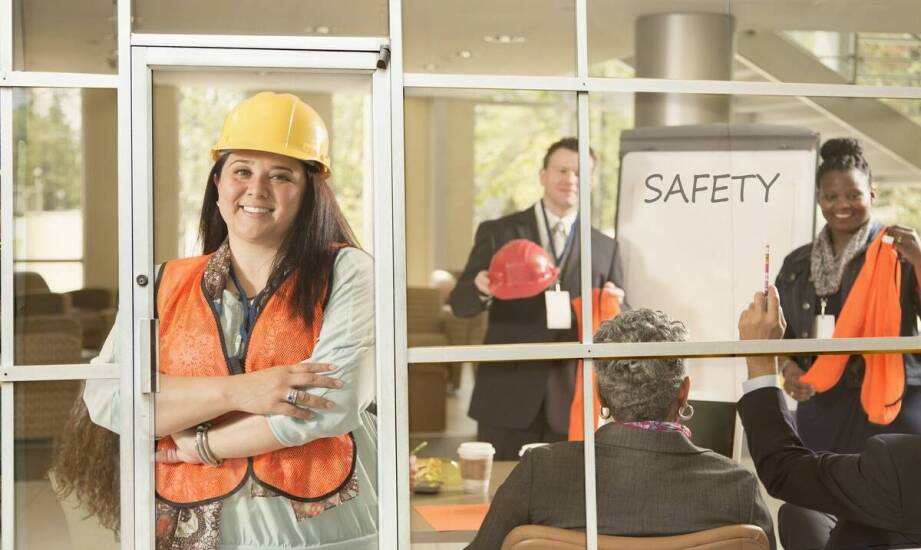 Znaczenie szkoleń BHP w miejscu pracy – aktualne wymagania i korzyści