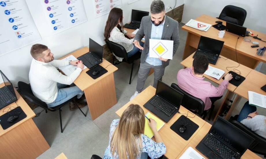 Kursy BHP po ukraińsku – jak przebiega nauka i kto powinien z nich skorzystać