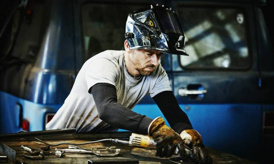 Jakie korzyści przynosi współpraca z profesjonalnym blacharzem w Koninie?