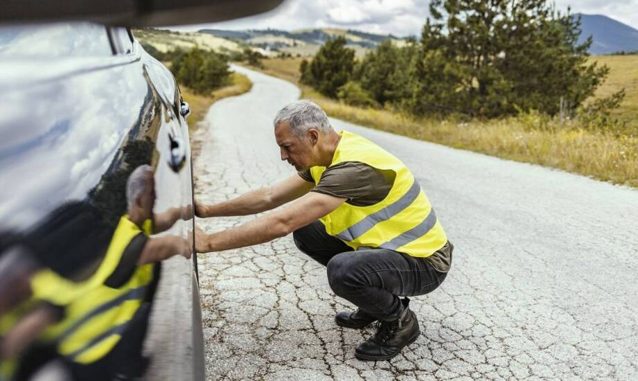 Jak działa pomoc drogowa i kiedy warto skorzystać z jej usług?