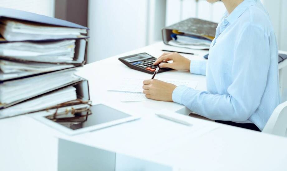 Jakie zadania realizuje biuro rachunkowe i kiedy warto skorzystać z usług?