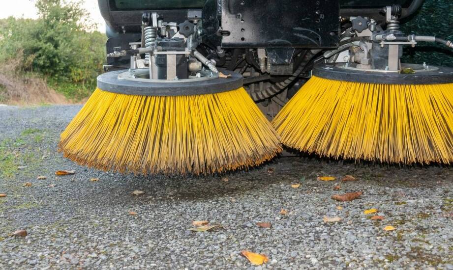 Jak działa zamiatarka do kostki brukowej i jakie są jej zalety?