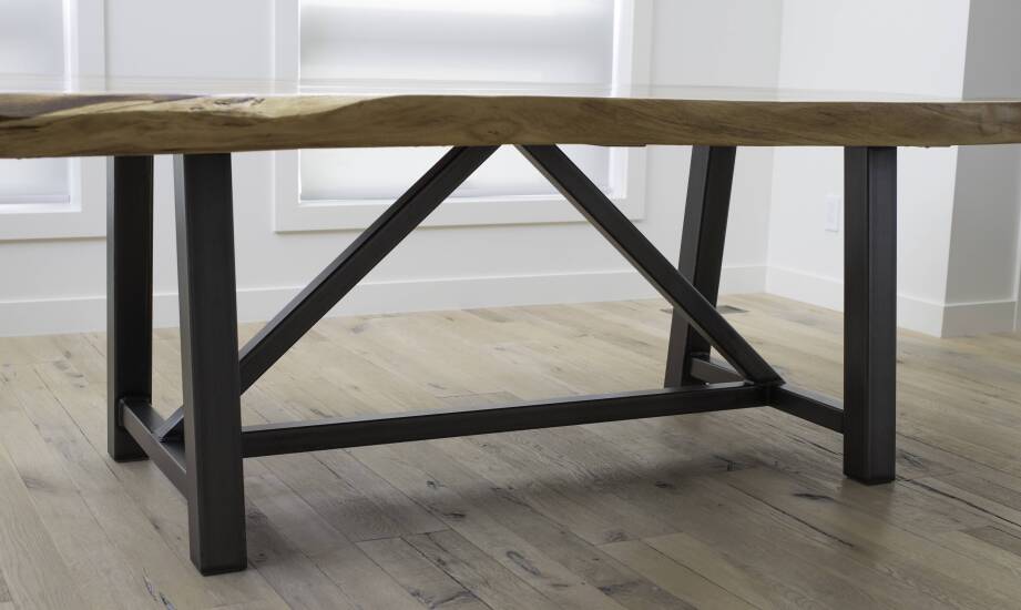 Noga stalowa do stołu – jakie cechy zapewniają jej wytrzymałość?