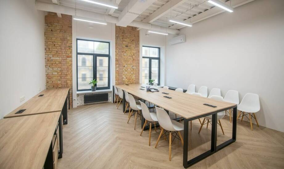 Wynajem sprzętu technicznego na szkolenia: co warto wiedzieć, aby podnieść ich atrakcyjność?