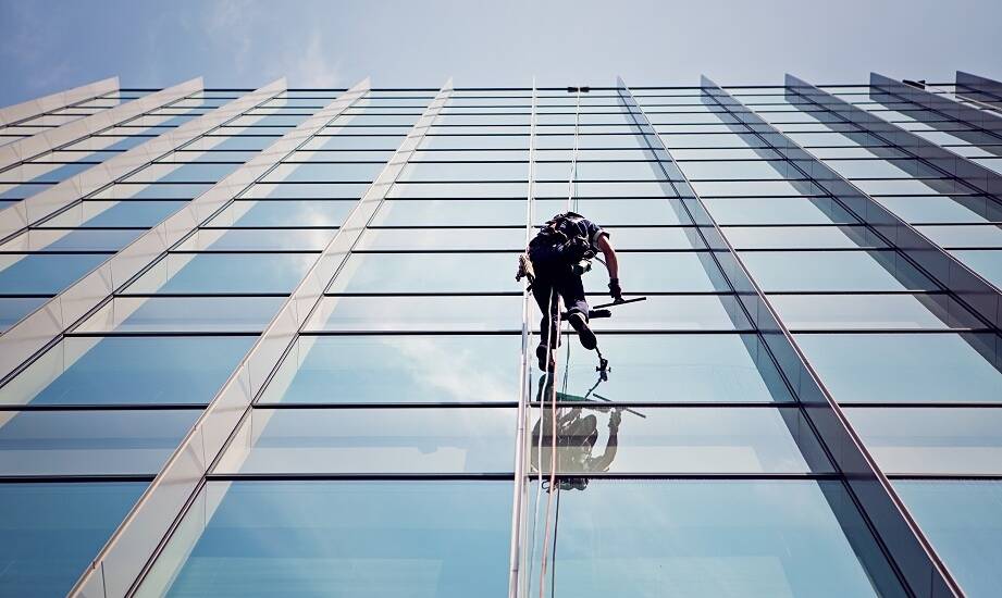 Wpływ regularnego mycia okien na estetykę biurowców