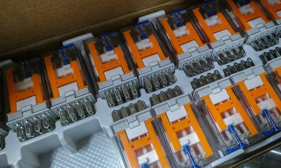 Jak złącza na szynę DIN mogą usprawnić instalacje elektryczne?