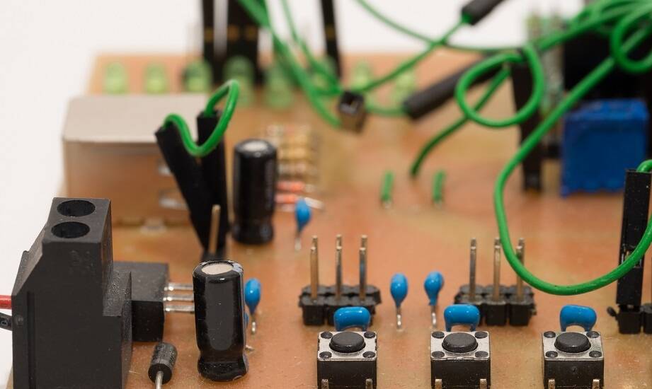 Wpływ mikrokontrolerów na efektywność systemów zarządzania energią