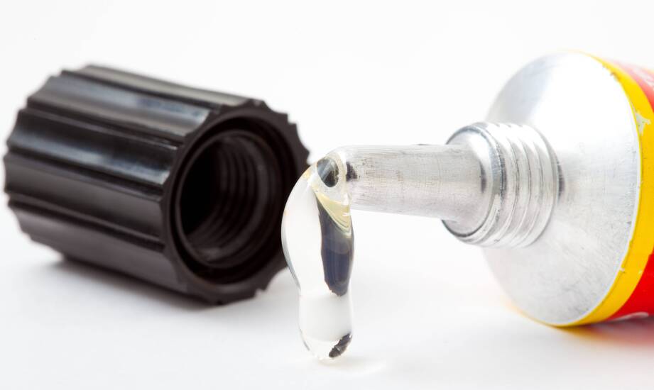 Właściwości klejów CA stosowanych w systemach antywyważeniowych