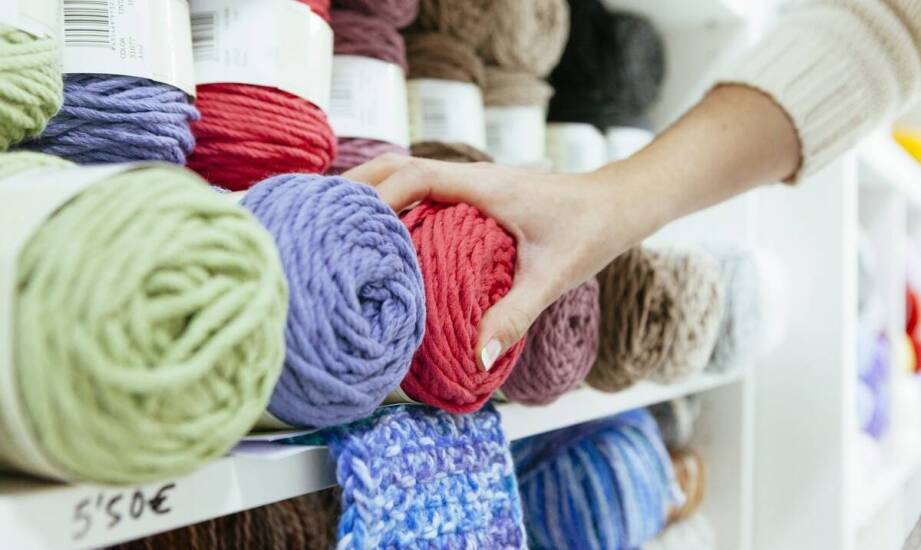 Różnorodność kolorystyczna włóczek Novita – jak dopasować je do swojego stylu?