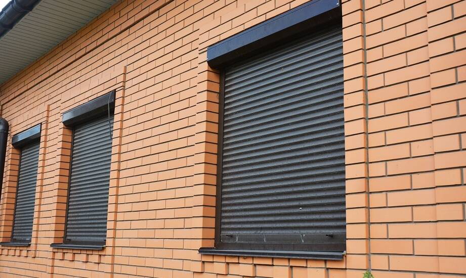 Porównanie rolet antywłamaniowych i standardowych – co wybrać?