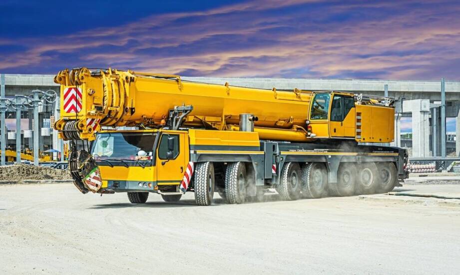 Wynajem dźwigów a kwestie formalne: co musisz wiedzieć przed podpisaniem umowy?