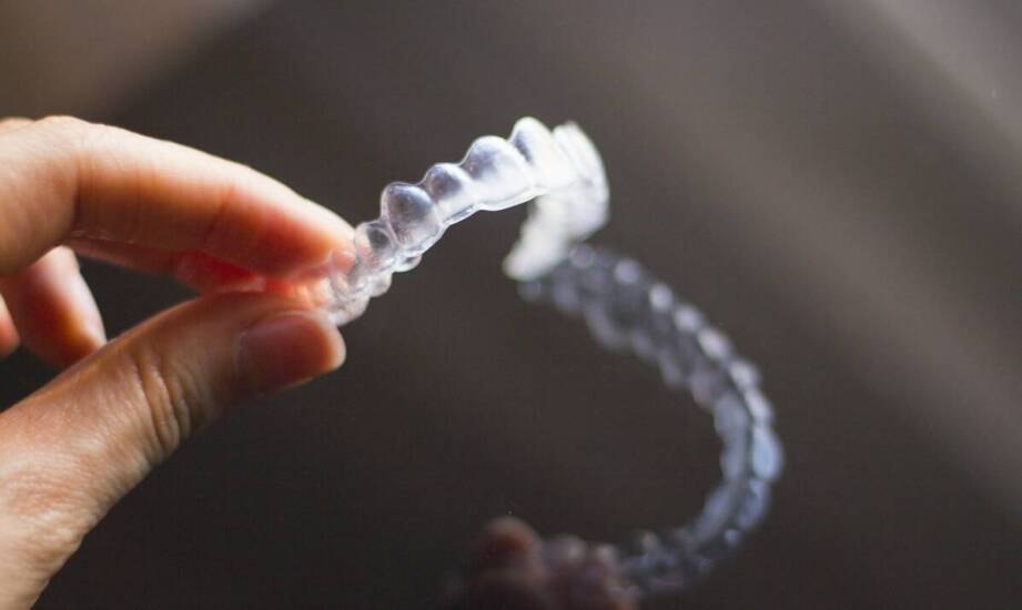 Jakie są przeciwwskazania do stosowania aparatów nakładkowych?