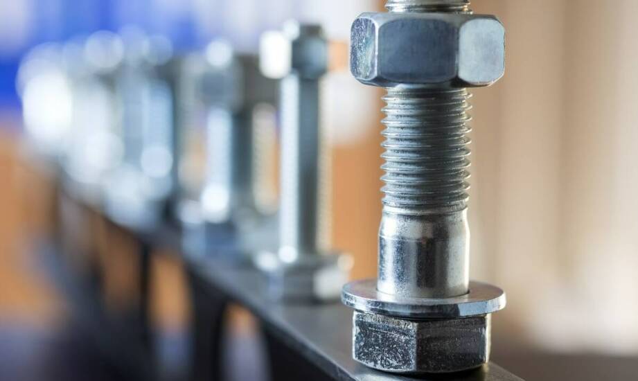 Niezbędny element systemu mocowań — poznaj typy i zastosowanie zapinek stalowych.