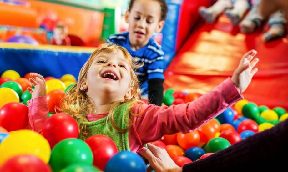 Jak warunki lokalowe wpływają na projektowanie sal zabaw?