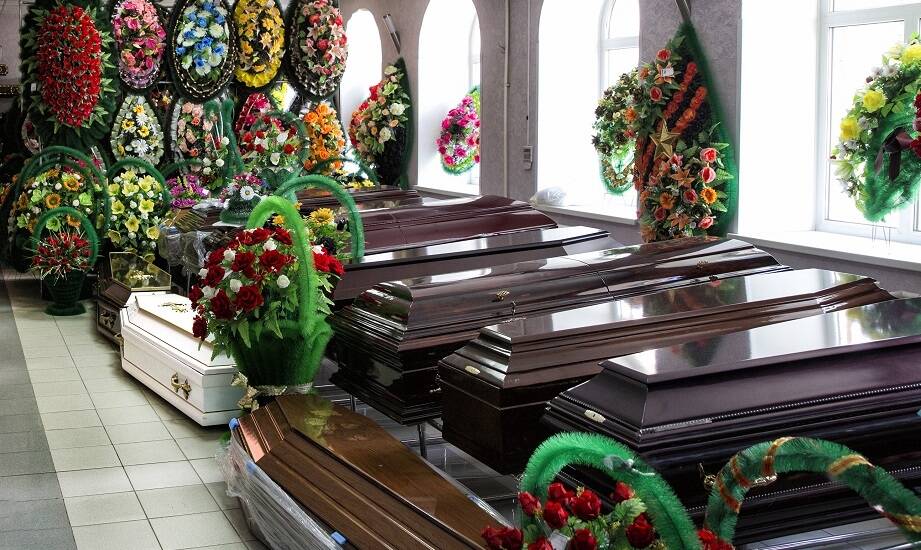 Jakie czynniki wpływają na cenę usług pogrzebowych w zakładzie?
