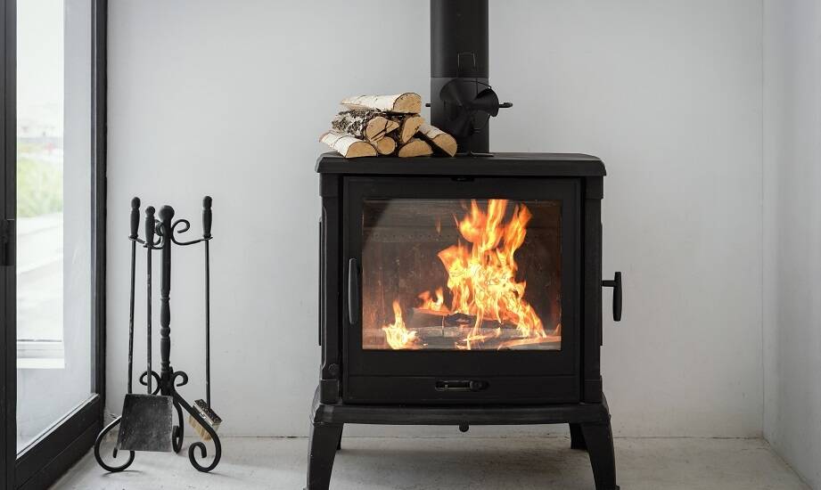 Różnorodność wzorów piecyków wolnostojących na drewno: jak dopasować do wystroju?