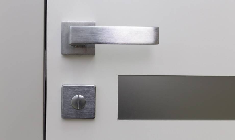 Trendy w designie klamek z aluminium – minimalistyczne rozwiązania