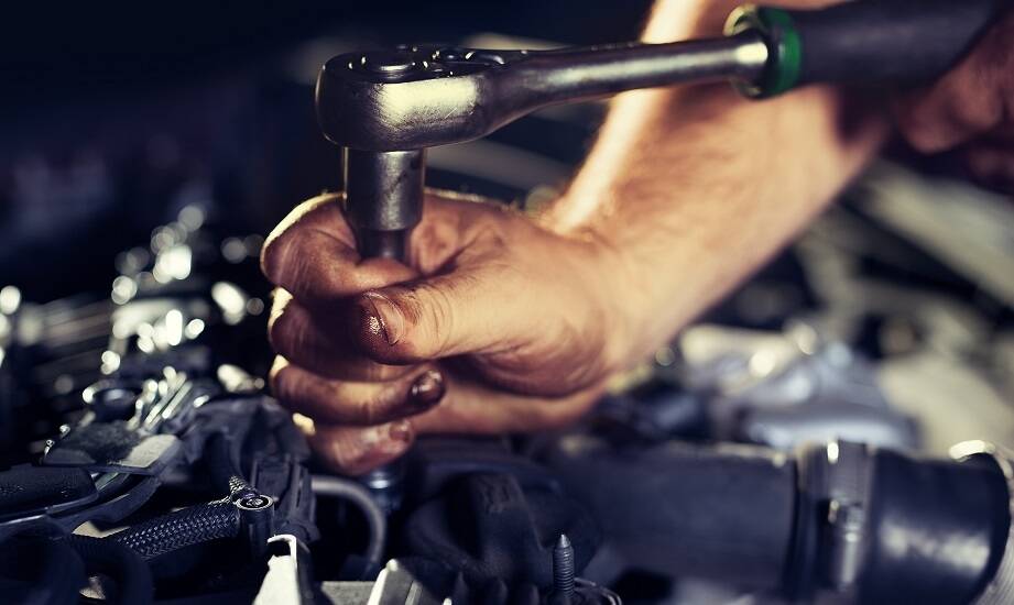 Jak naprawa silników wpływa na wydajność samochodu?