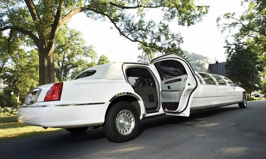 Różnorodność limuzyn dostępnych do wynajęcia na wieczór panieński w Warszawie