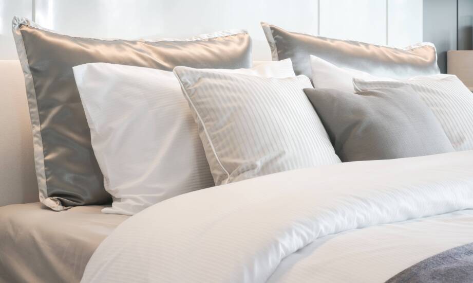 Porównanie: pościel bawełniana a satynowa - co lepiej wybrać?