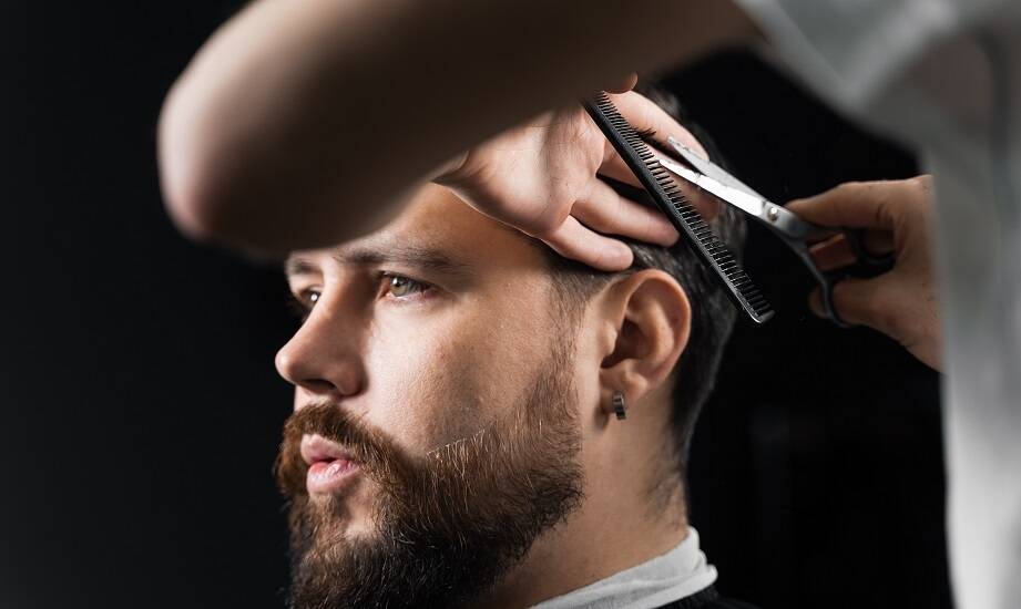 Najlepsze techniki wykonania trwałej męskiej w salonie fryzjerskim