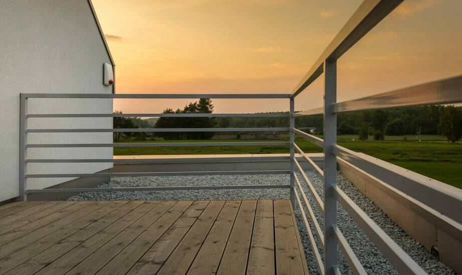 Jak balustrada szklana zewnętrzna wpływa na optyczne powiększenie przestrzeni tarasowej?