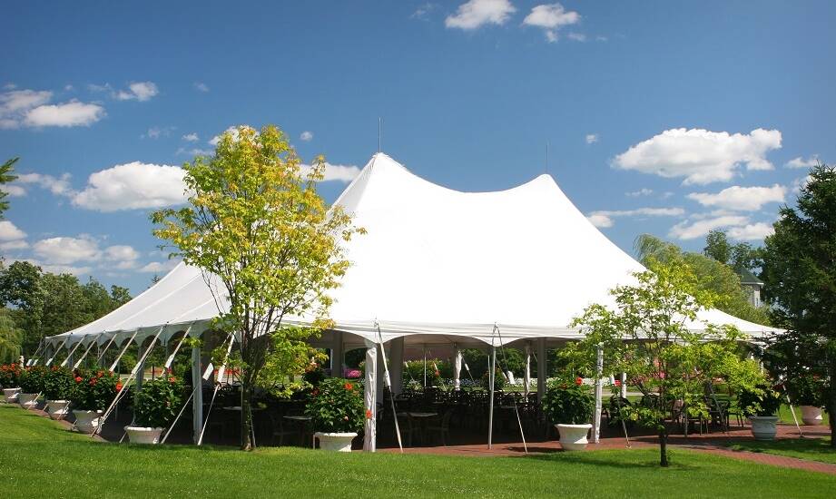 Jakie są najważniejsze zalety wynajmu namiotu na bankiet?