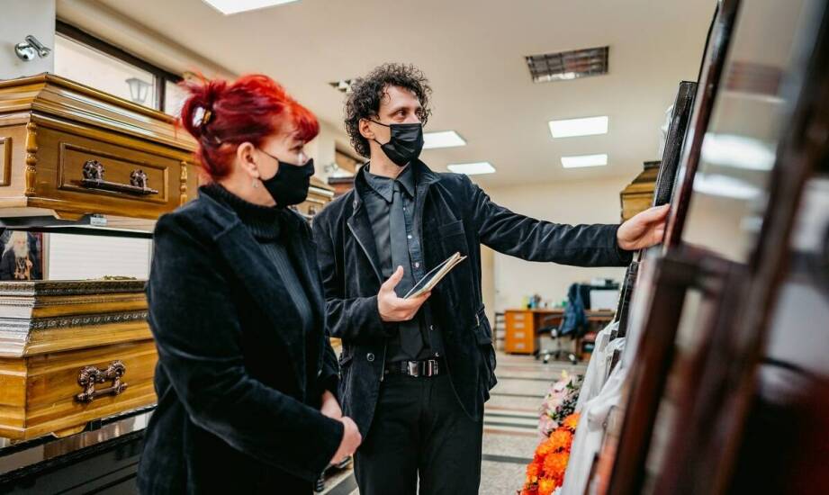 Jak firma pogrzebowa dostosowuje usługi do różnych obrządków religijnych?