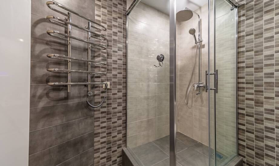 Brodziki głębokie z funkcją antypoślizgową – dlaczego są ważne?