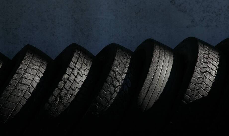 Jakie są korzyści z używania specjalistycznych opon ciężarowych w trudnych warunkach?