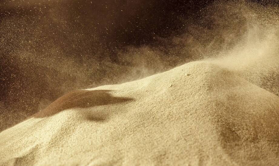 Zastosowanie piasku w budownictwie – jak kopalnia piachu zapewnia wysoką jakość surowca?