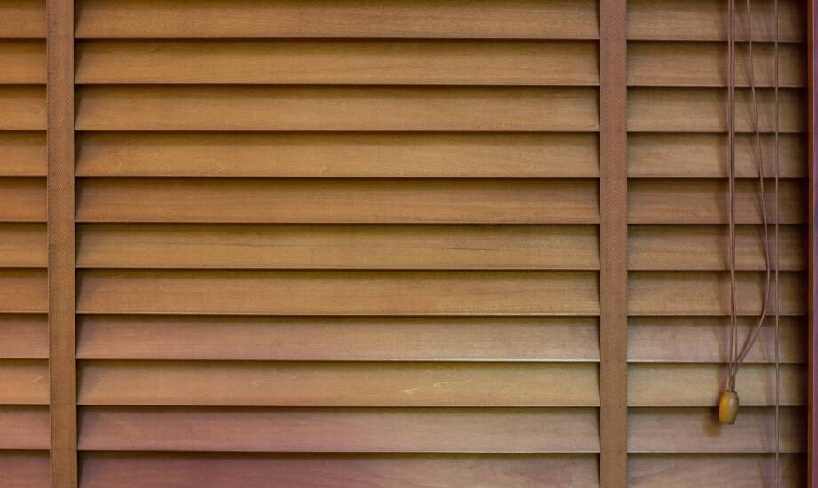 Jak rolety drewniane wpływają na izolację termiczną pomieszczeń?