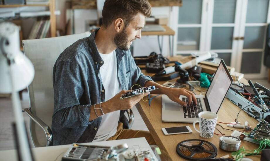 Naprawa komputerów w Myszkowie – jak przebiega proces wymiany baterii?