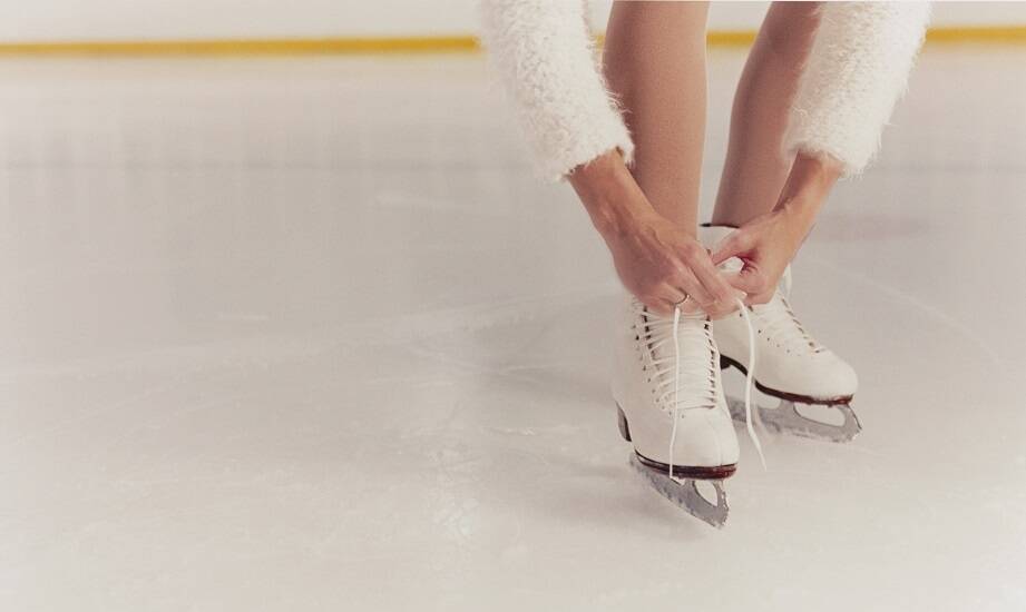 Jakie akcesoria łyżwiarskie są niezbędne dla początkujących?