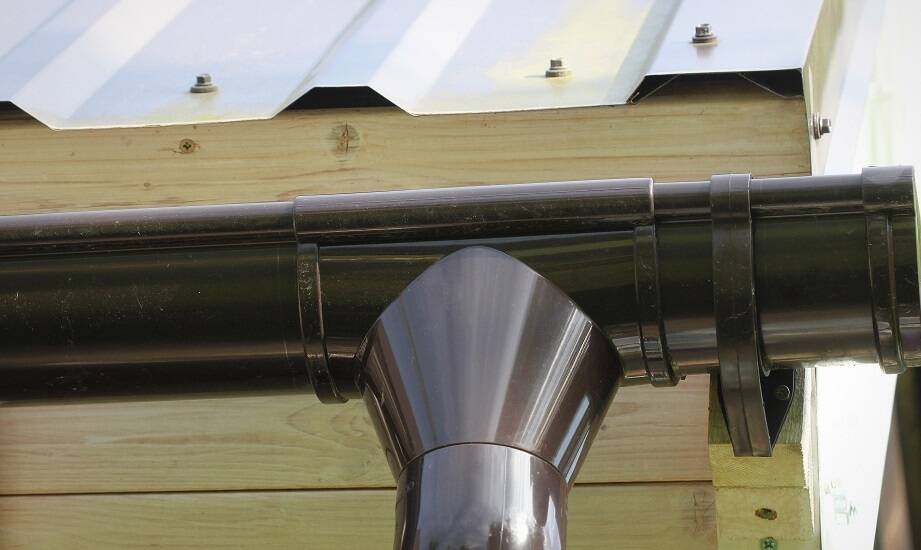 Jakie znaczenie ma orynnowanie w systemach odprowadzania wody deszczowej?