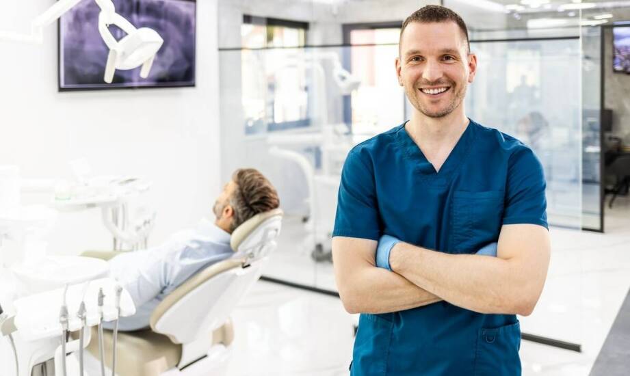 Jakie techniki stosuje chirurg stomatologiczny w celu minimalizacji bólu po zabiegach?