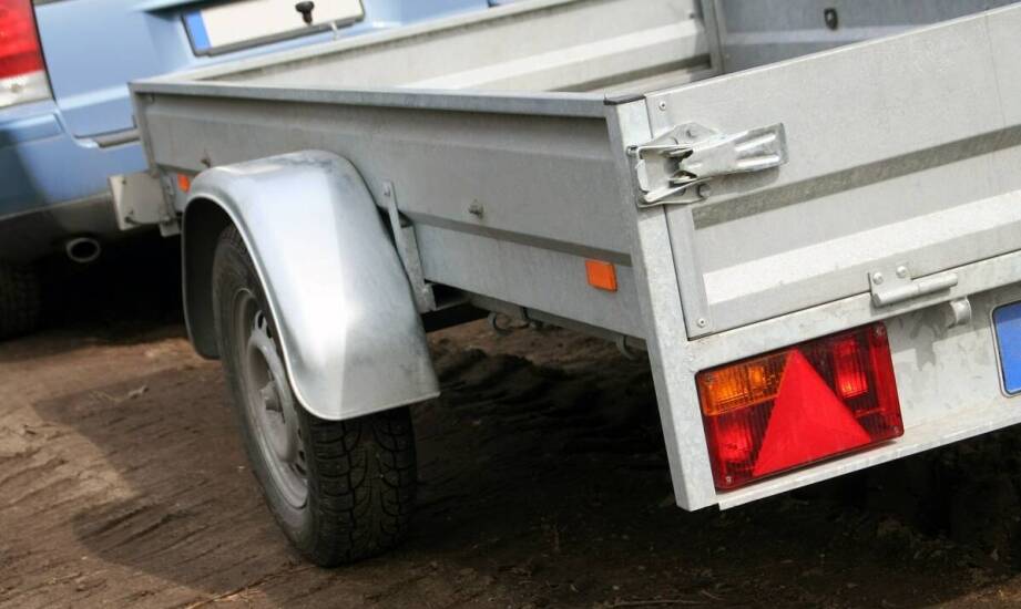 Jakie czynniki wpływają na wartość skupu naczep z ruchomą podłogą?