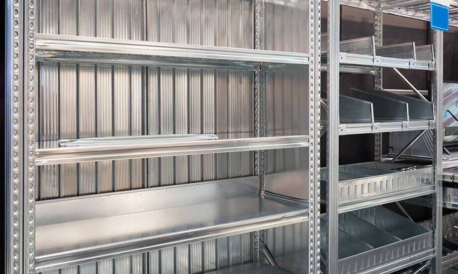 Porównanie różnych typów regałów przemysłowych dostępnych na rynku