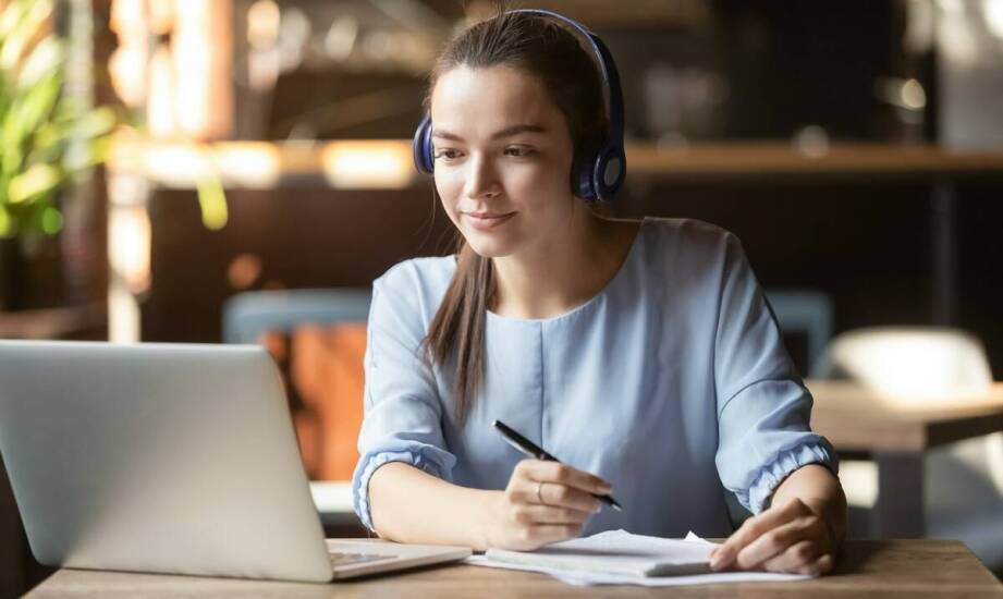 Jak skutecznie pracować nad akcentem w ramach kursów online?