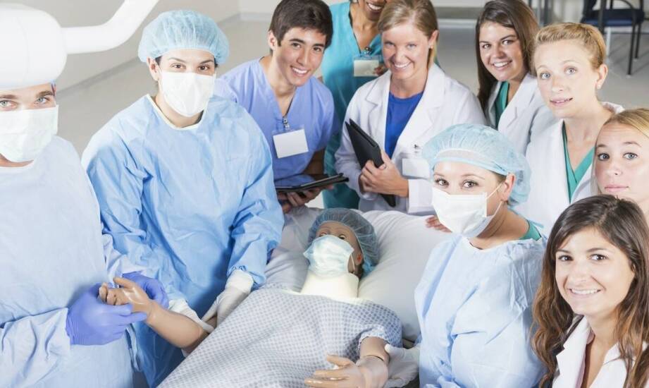 Mobilność w medycynie – znaczenie przewijaków na kółkach w codziennej pracy